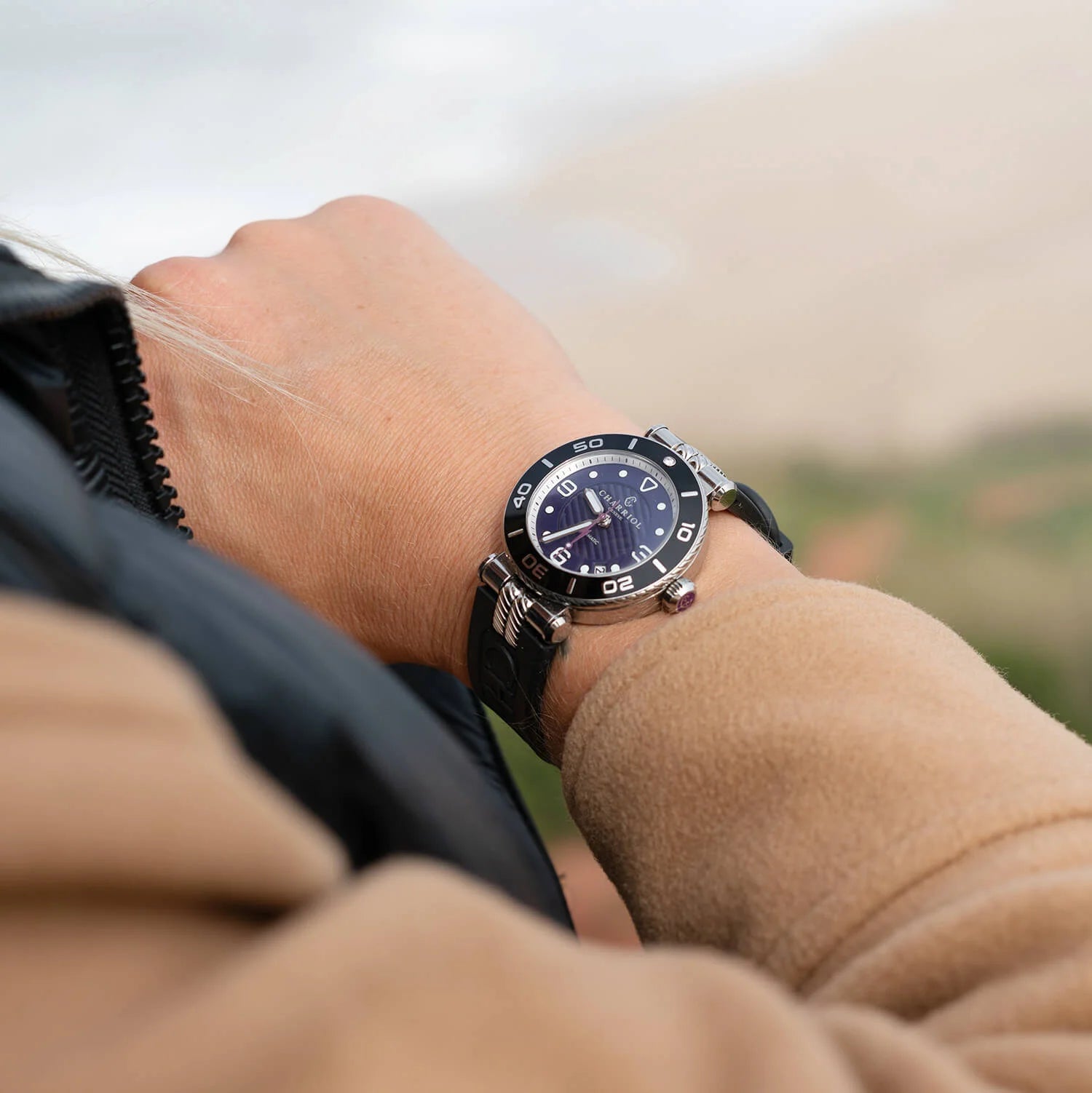 NAVIGATOR SURF, 36MM, CALIBRE AUTOMATIQUE, NOIR AVEC 1 DIAMANT, CADRAN PURPLE, BRACELET INTERCHANGEABLE EN CAOUTCHOUC NOIR - ©2024 Philippe Charriol International Ltd. - Montre