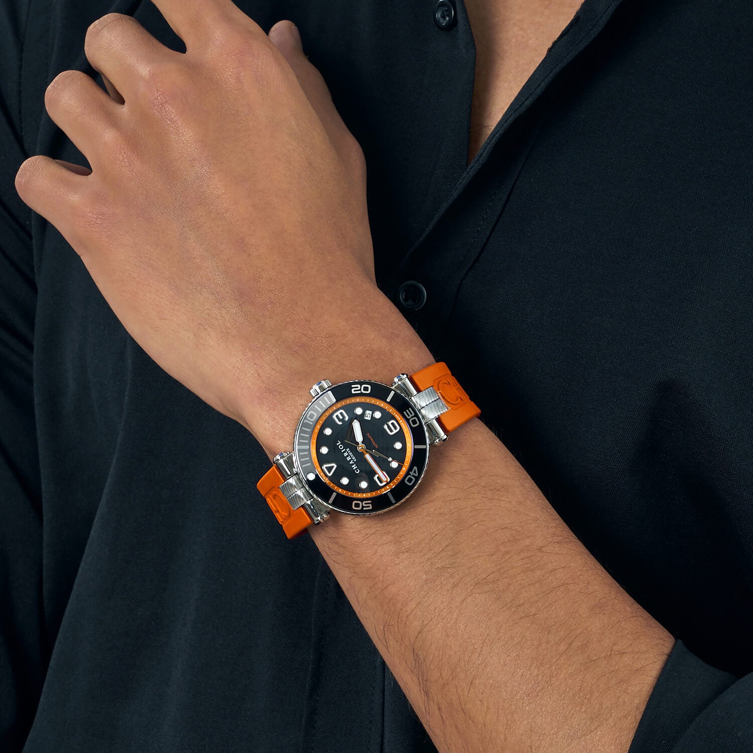 NAVIGATOR SURF, 41MM, CALIBRE AUTOMATIQUE, CADRAN LUMINOVA NOIR, BAGUE NOIRE ET ARGENT, BRACELET INTERCHANGEABLE EN CAOUTCHOUC ORANGE - © 2024 Charriol - Montre