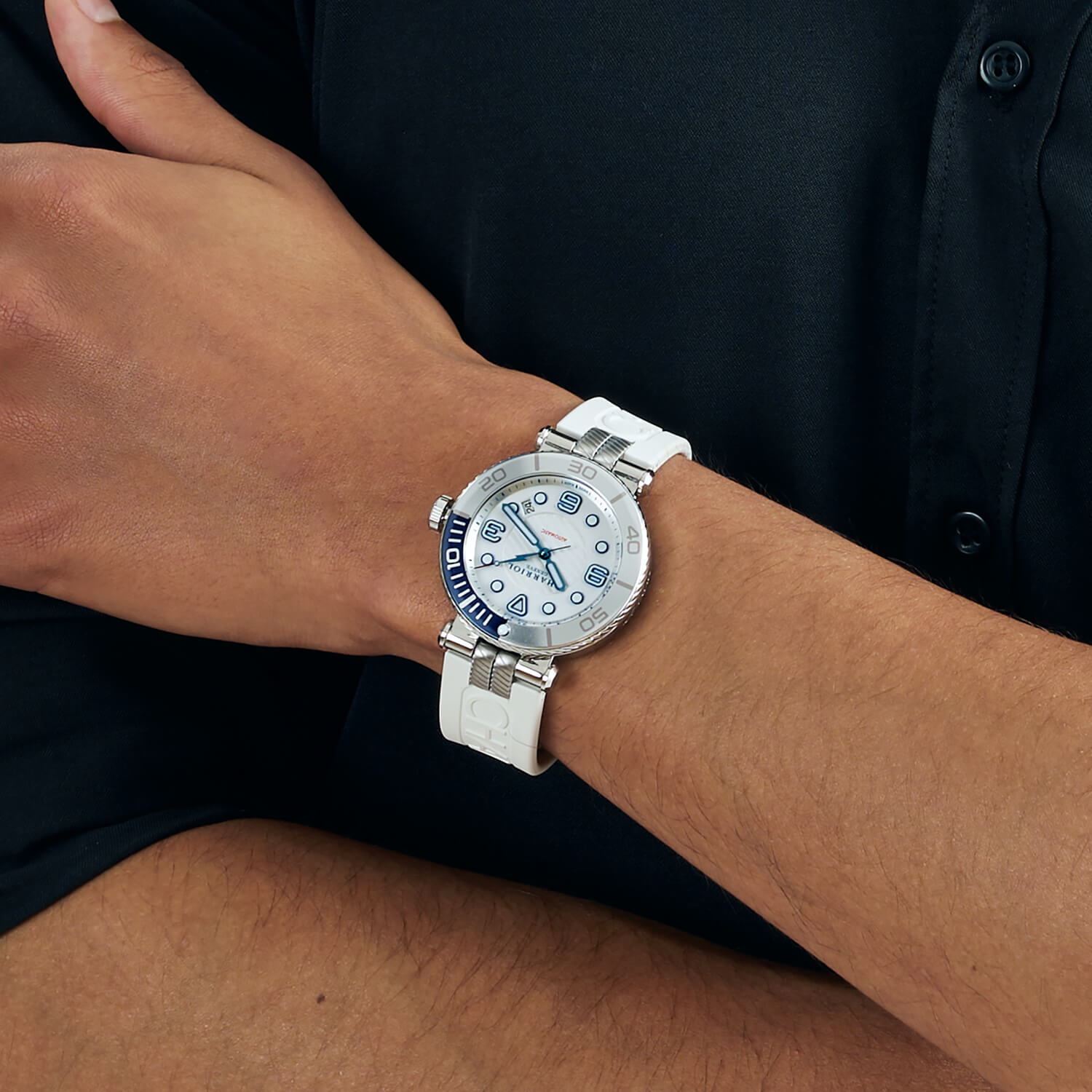 NAVIGATOR SURF, 41MM, CALIBRE AUTOMATIQUE, CADRAN LUMINOVA BLANC, BAGUE BLEUE ET BLANCHE, BRACELET INTERCHANGEABLE EN CAOUTCHOUC BLANC - © 2024 Charriol - Montre