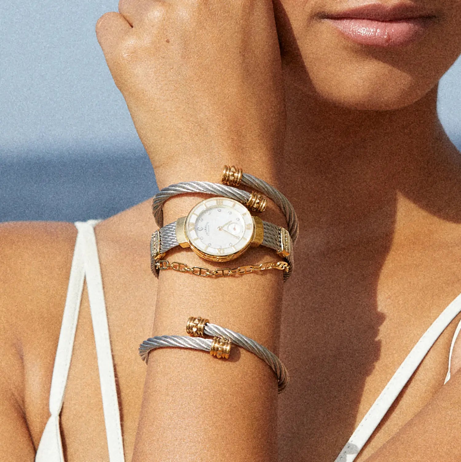 ST TROPEZCALIBRE QUARTZ, NACRE AVEC 11 DIAMANTS, BEZEL PVD OR JAUNE, BRACELET CABLE ACIER, 25MM - Charriol Geneve - Montres