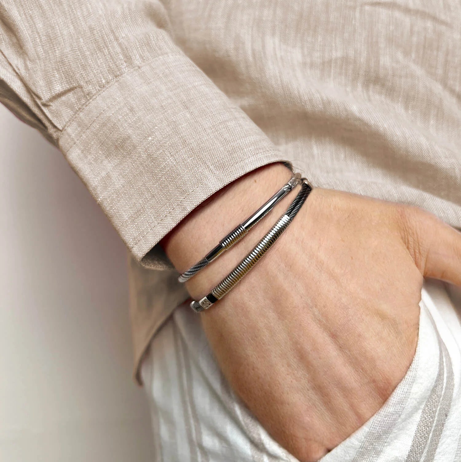 Noir_Plaque métallique et ressort