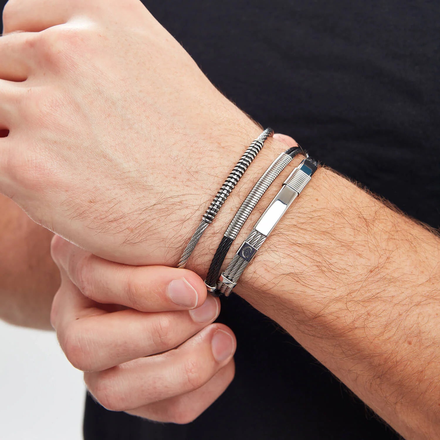 Noir_Plaque métallique et ressort