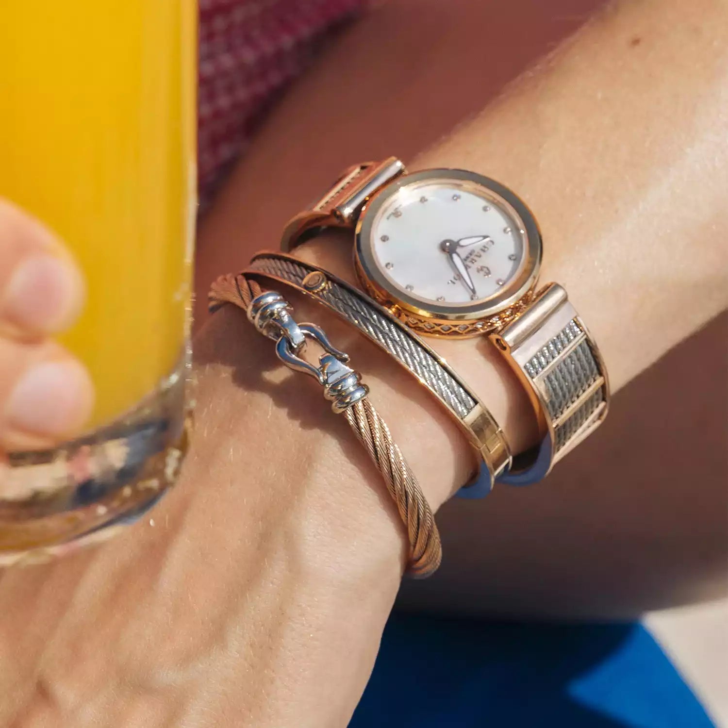 FOREVER YOURS, 32MM, CALIBRE QUARTZ, NACRE AVEC CADRAN 12 DIAMANTS, BEZEL PVD OR ROSE, BRACELET CABLE ACIER - Charriol Geneve - Montres