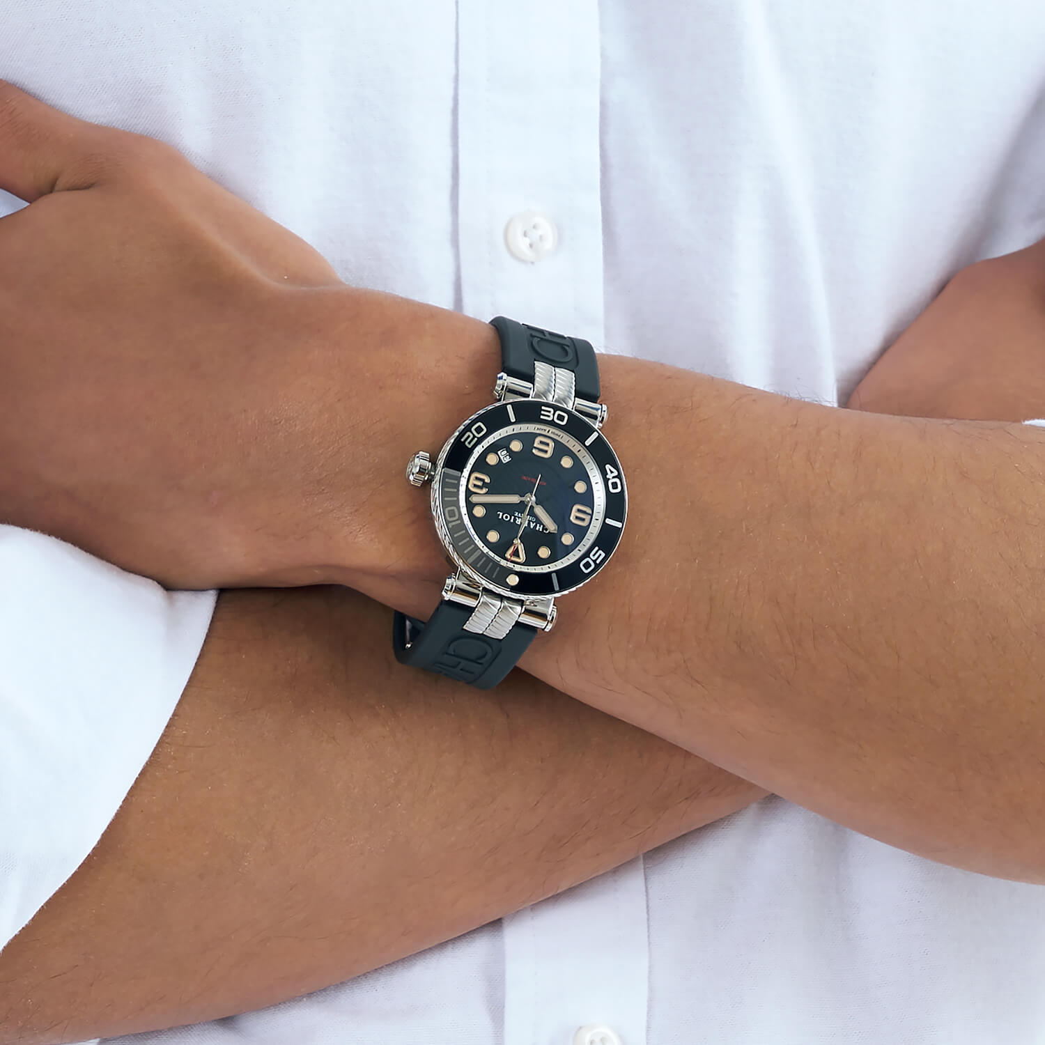 NAVIGATOR SURF, 41MM, CALIBRE AUTOMATIQUE, CADRAN LUMINOVA NOIR ET ARGENT, BAGUE UNIDIRECTIONNELLE NOIR ET ARGENT, BRACELET INTERCHANGEABLE EN CAOUTCHOUC NOIR - © 2024 Charriol - Montre