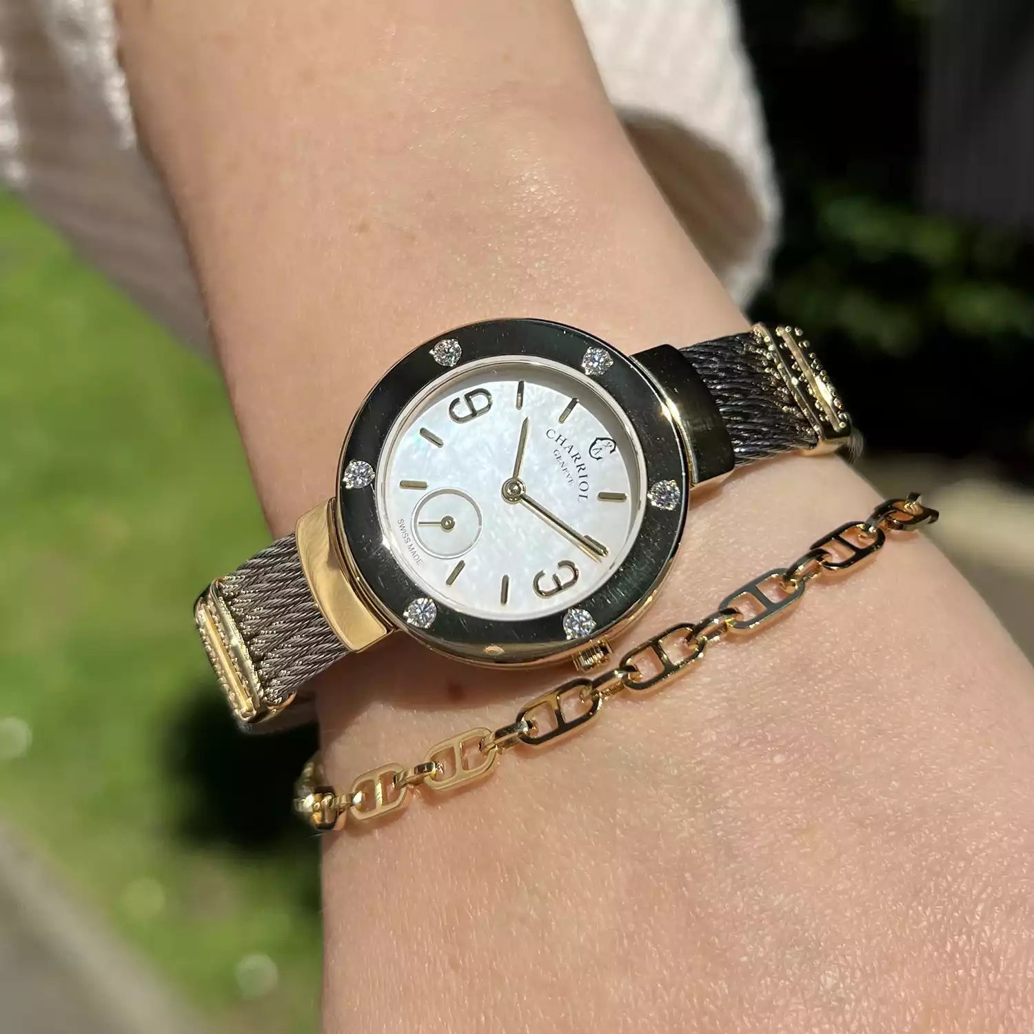 ST TROPEZ30MM, CALIBRE QUARTZ, CADRAN NACRE, PVD OR JAUNE AVEC 6 DIAMANTS, BRACELET CABLE ACIER - Charriol Geneve - Montres