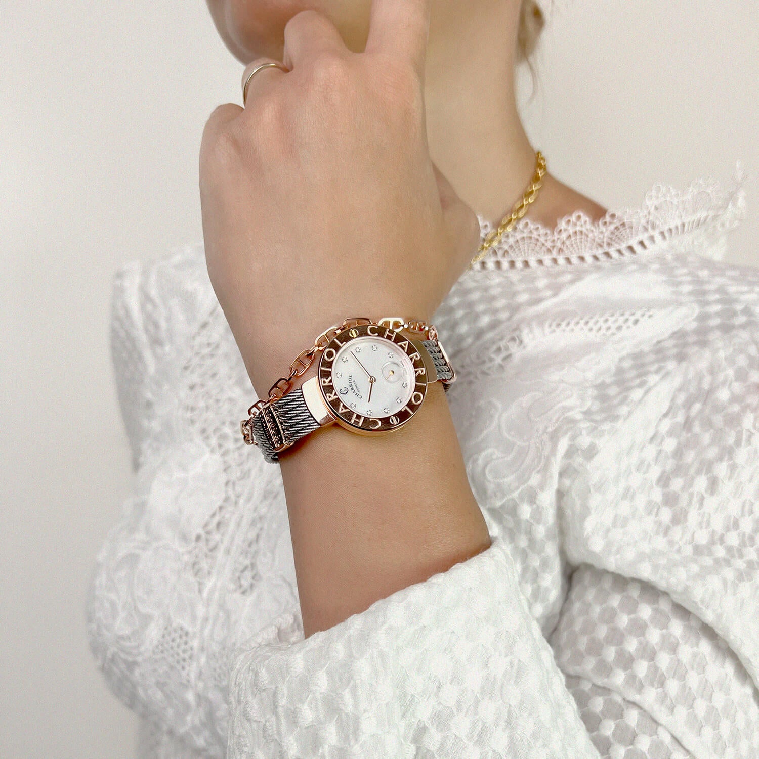 ST TROPEZ30MM, CALIBRE QUARTZ, NACRE AVEC DIAMANT 10 DIAMANTS, BEZEL "CHARRIOL CHARRIOL ", BRACELET CABLE ACIER - Charriol Geneve - Montres