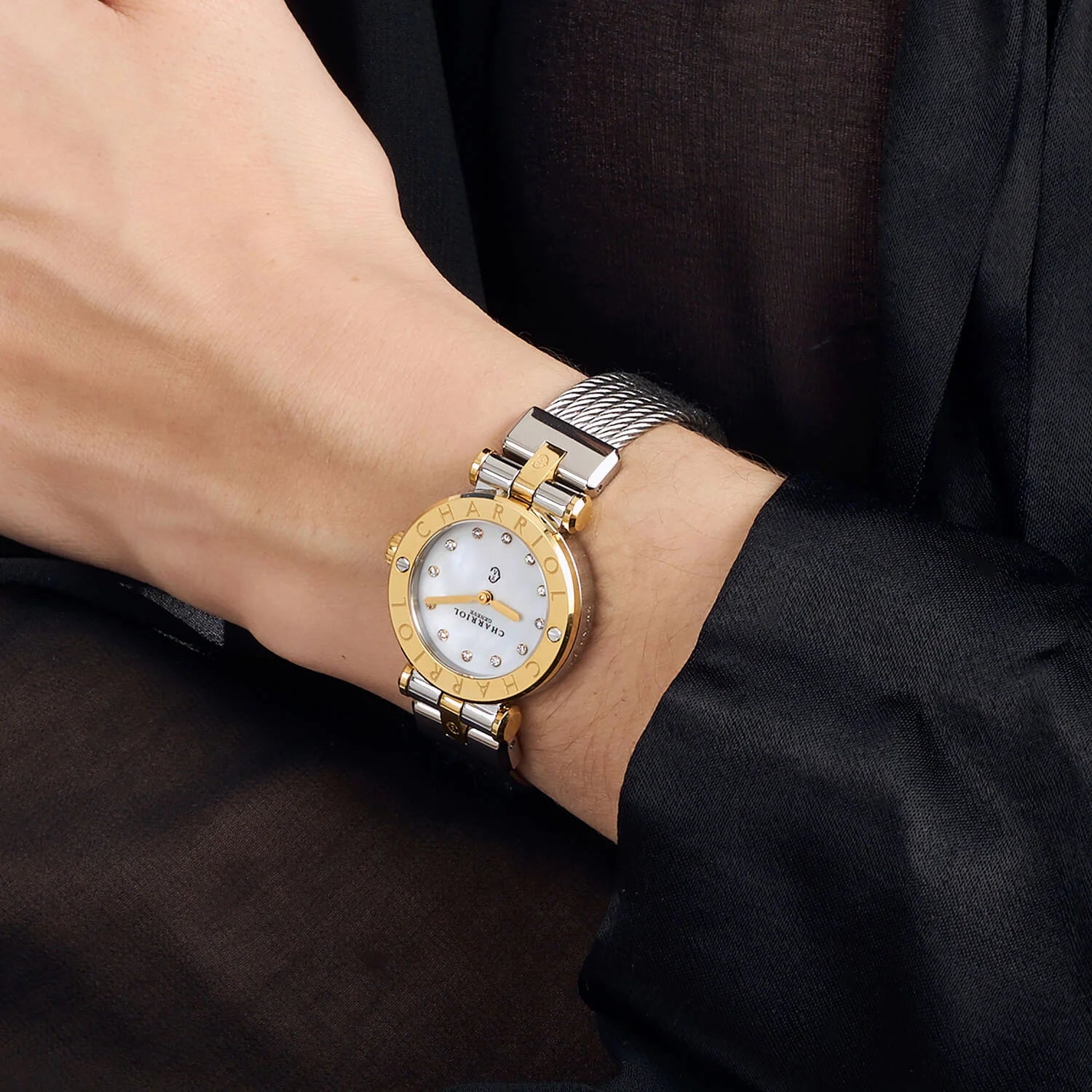 NAVIGATOR CRUISE28MM, CALIBRE QUARTZ, CADRAN EN NACRE AVEC 12 DIAMANTS, LUNETTE "CHARRIOL CHARRIOL ", BRACELET INTERCHANGEABLE AVEC CÂBLE EN ACIER