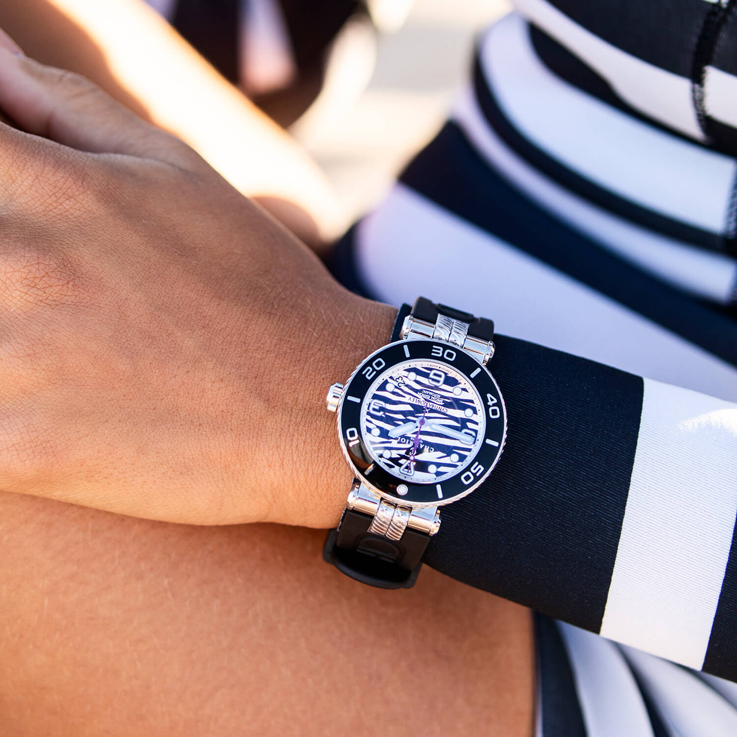 NAVIGATOR SURF, 36MM, CALIBRE AUTOMATIQUE, CADRAN REQUIN, NOIR AVEC 1 DIAMANT, BRACELET INTERCHANGEABLE EN CAOUTCHOUC NOIR - © 2024 Charriol - Montre